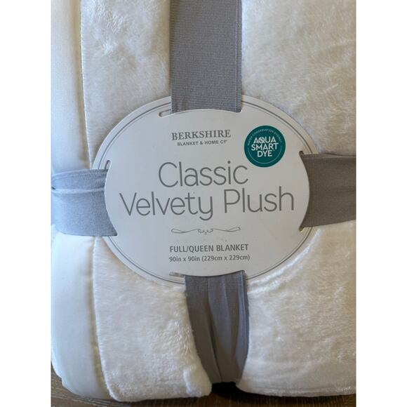 Berkshire Classic Velvety Plush Full Queen Blanket White 90x90 Ultra Soft New - Picture 2 of 3